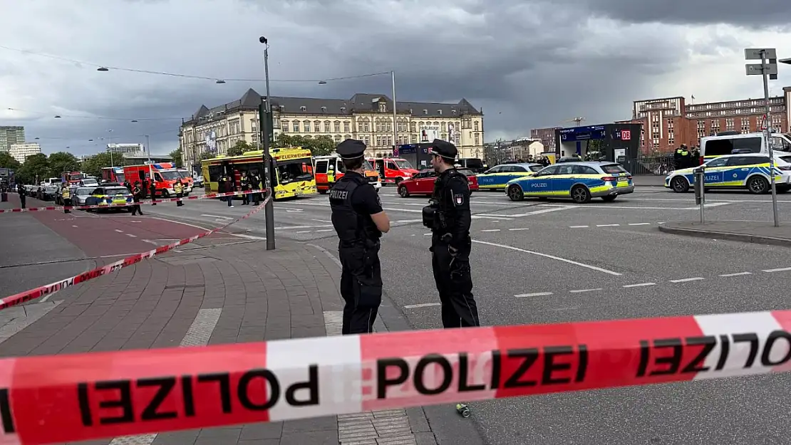 Hamburg tren istasyonunda bıçaklı saldırı: 6'sı ağır 12 yaralı