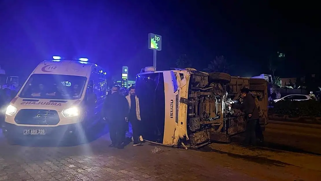 Hatay’da midibüs devrildi: 11 polis yaralı