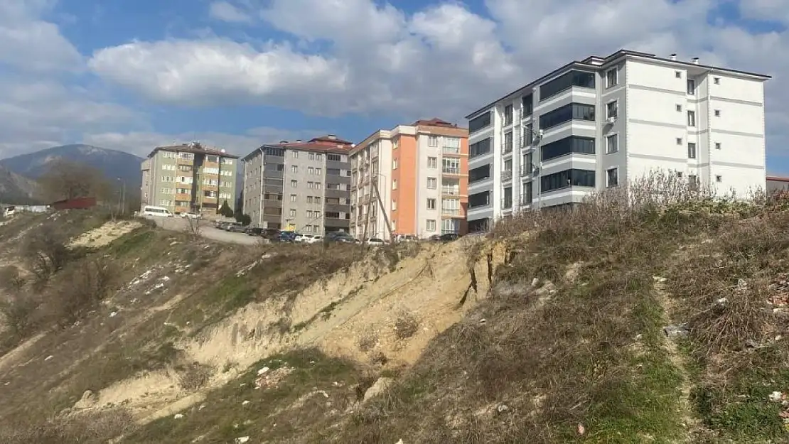 Heyelan tehlikesi kapıda: Apartman sakinlerinin korku dolu isyanı