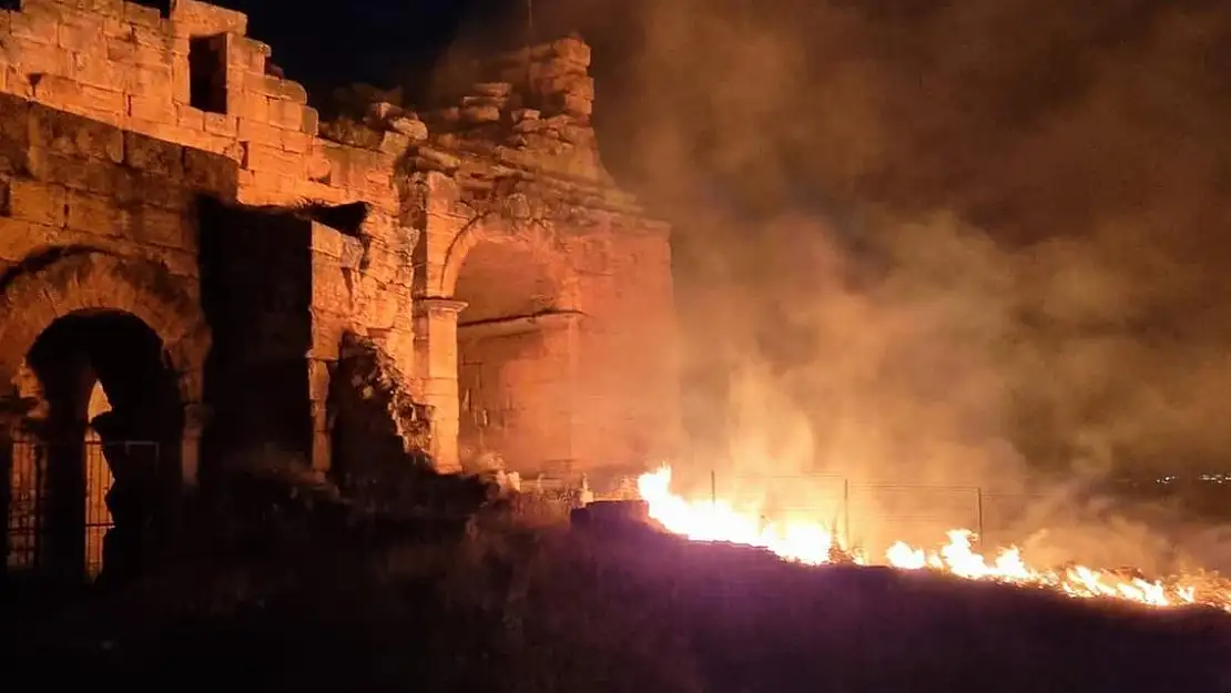 Hierapolis Antik Kenti bölgesinde gece saatlerinde korkutan yangın