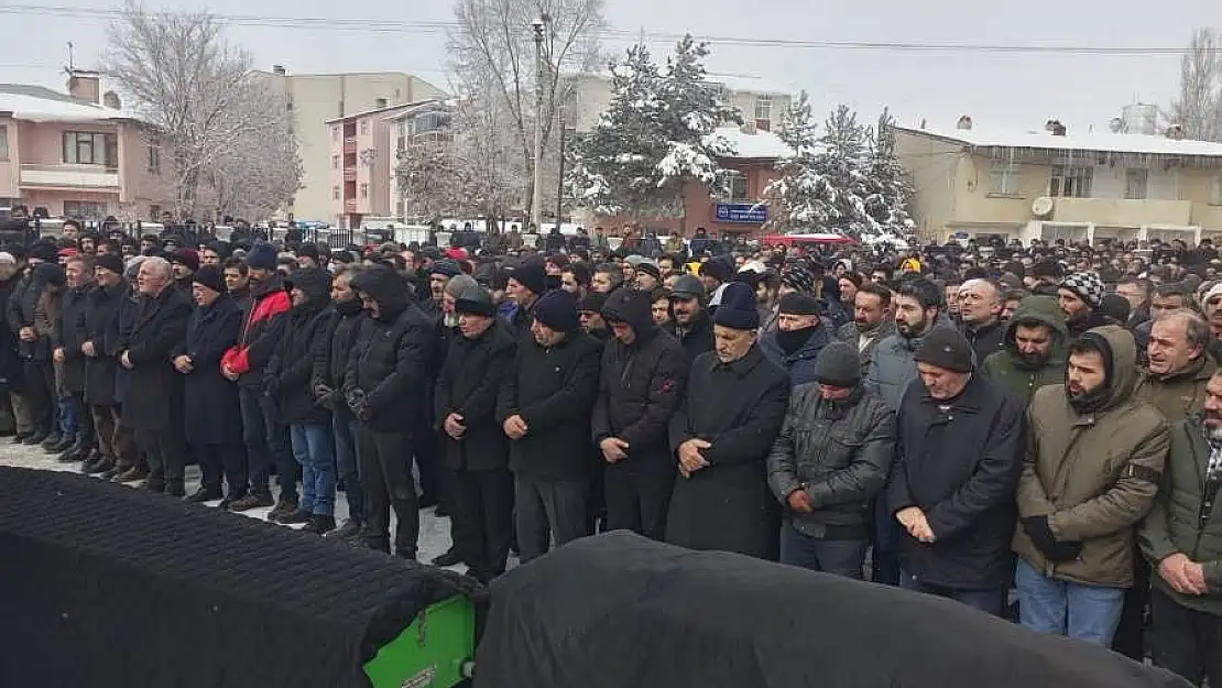 Depremden ölen vatandaşlar Horasan’da toprağa verildi