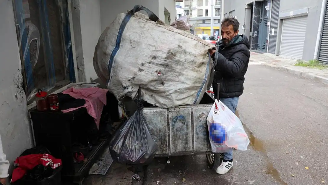 Hurda toplayarak geçiniyorlar: İzmir'de zorlu yaşam mücadelesi