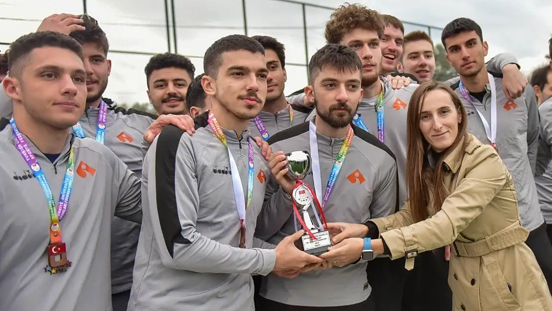 İEÜ erkek futbol takımından önemli kupa!