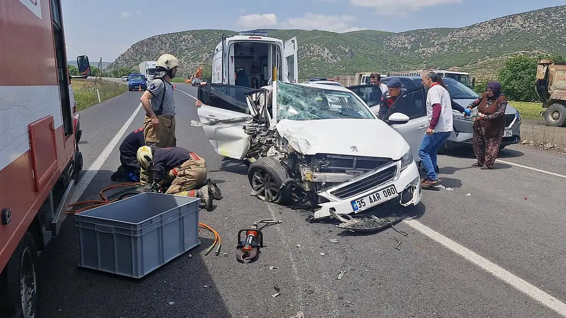 İki otomobil kafa kafaya çarpıştı!