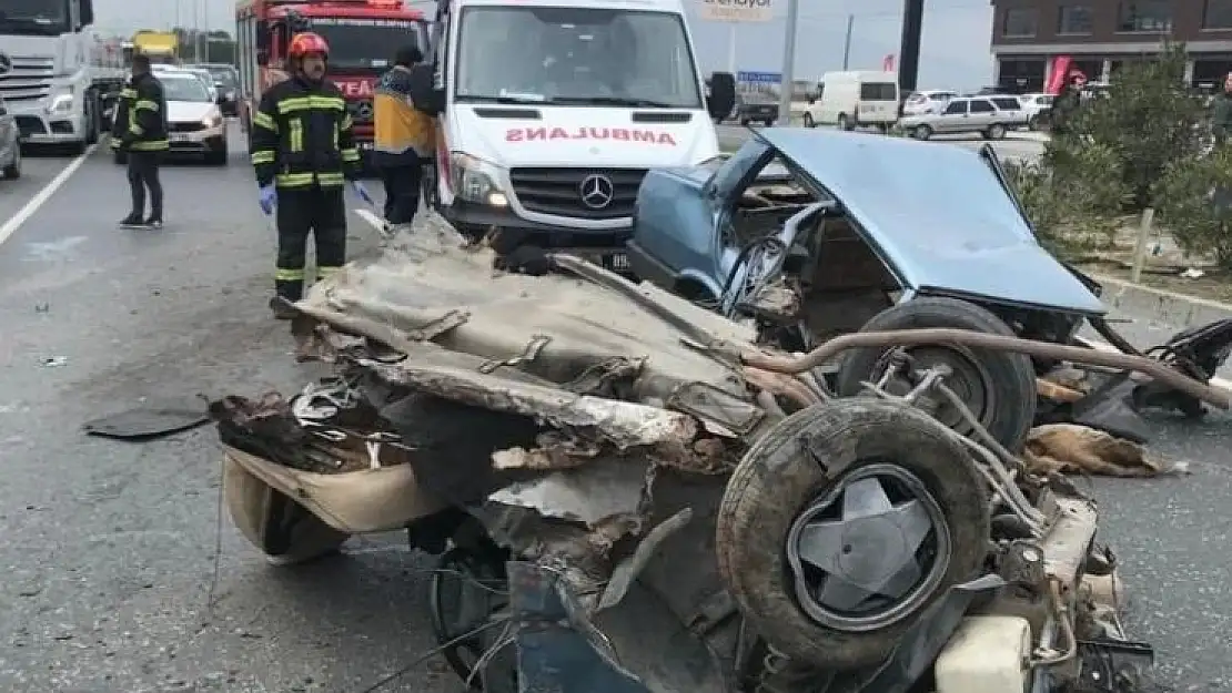 İkiye bölünen araçta bulunan 3 kişi yola fırladı!