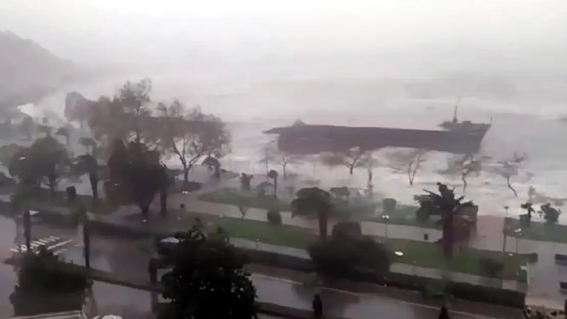 İkiye bölünen geminin tek parça halindeki son görüntüleri