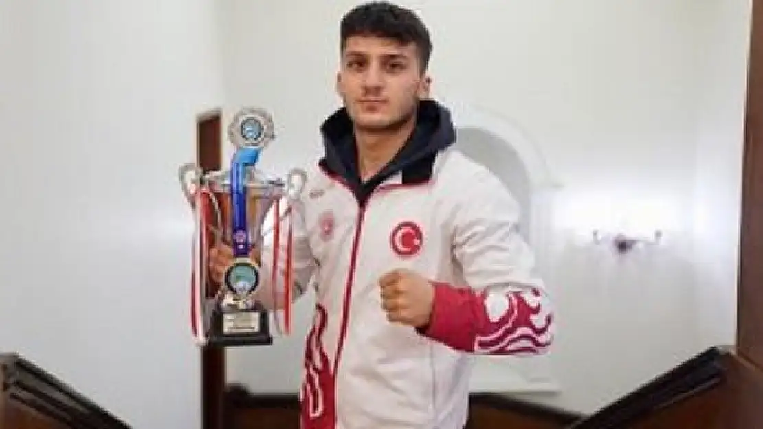 İmam hatipli Kick Boks şampiyonu dünya şampiyonluğu için Portekiz’e gidiyor