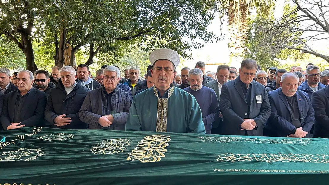 İngiltere'de cansız bedeni bulunan Prof. Dr. Orhan Ekren, İzmir'de ebediyete uğurlandı