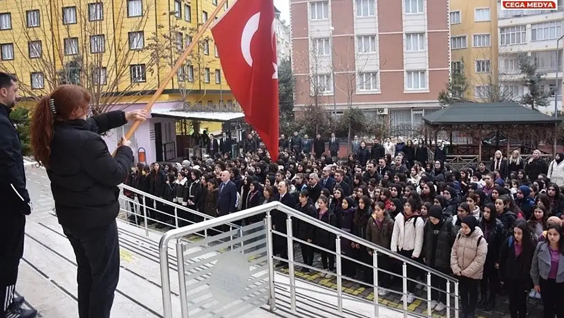 İnşası biten okulda ilk dersi zili çaldı