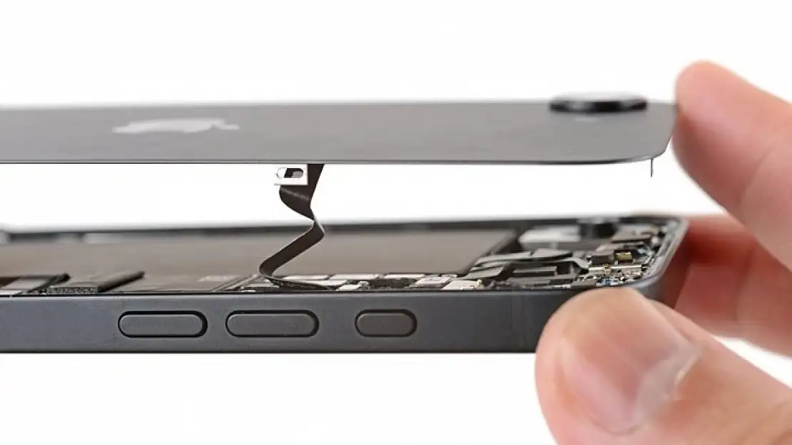 iPhone 16e, iFixit'ten yüksek onarılabilirlik puanı aldı