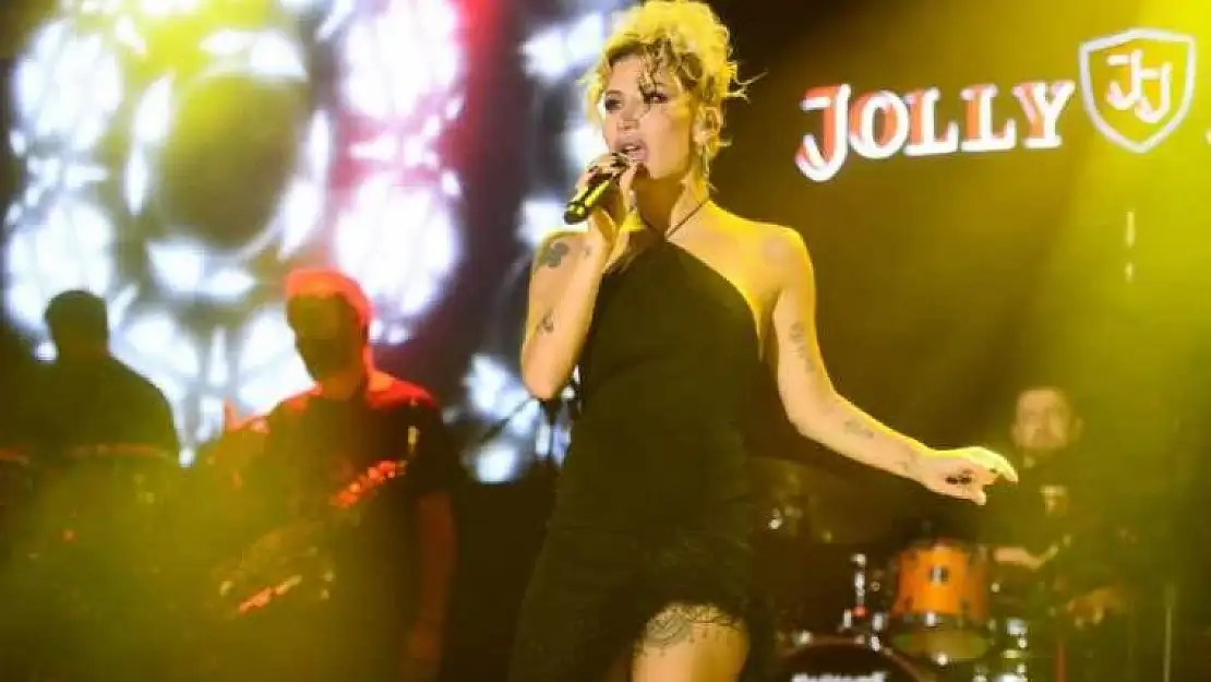 İrem Derici, konserine Doblo ile geldi