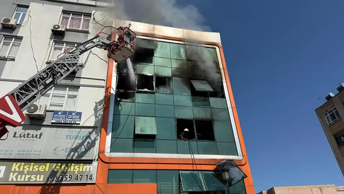 İş merkezinde yangın paniği! Kurtulmak için beton zemine atladılar