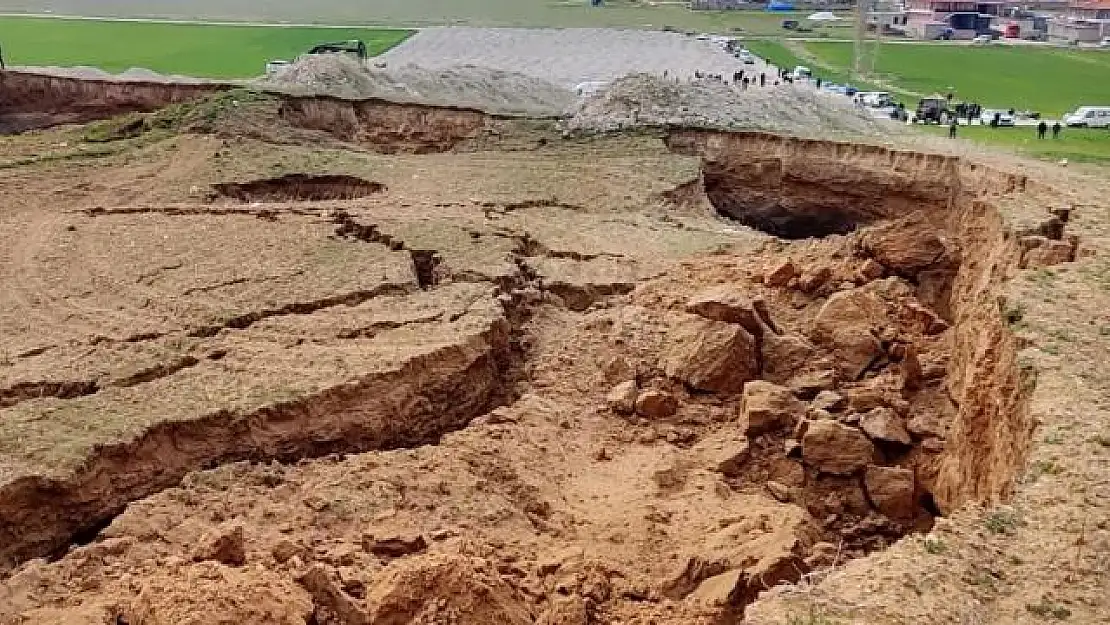 İsale hattında patlama! Tonlarca su aktı