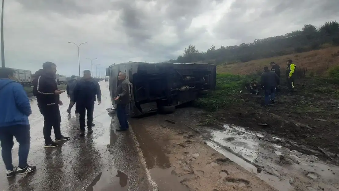 İşçi servisi devrildi! 7 yaralı!