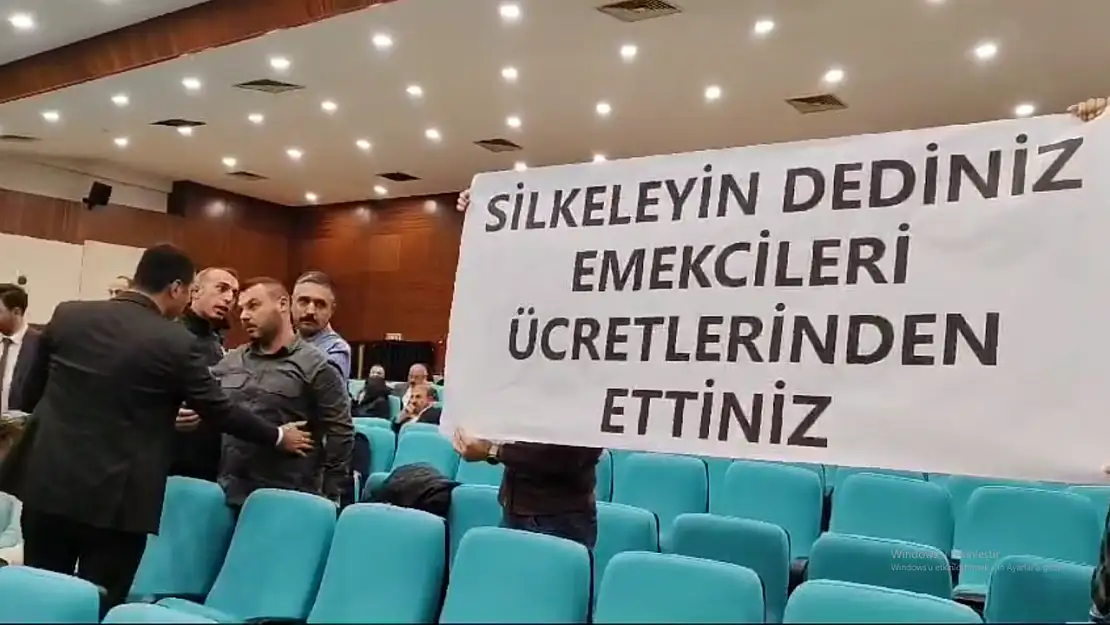 İşçiler Konak Meclisi'nde iktidarı protesto etti