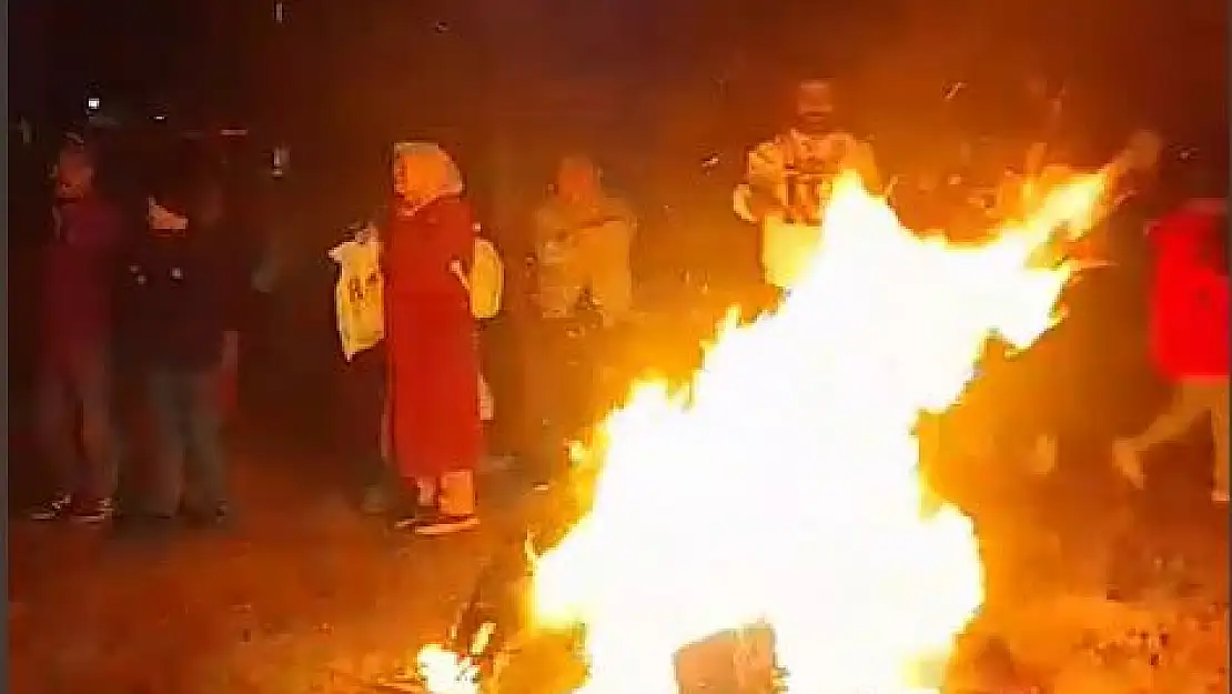 Isınmak için şehrin göbeğinde ateş yaktılar