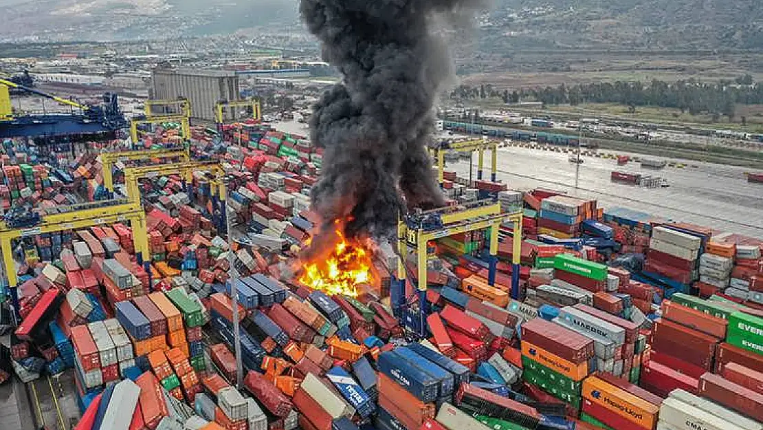 İskenderun Limanında depremde devrilen konteynerlerde yangın çıktı