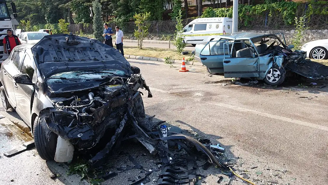 Isparta'da iki otomobil çarpıştı