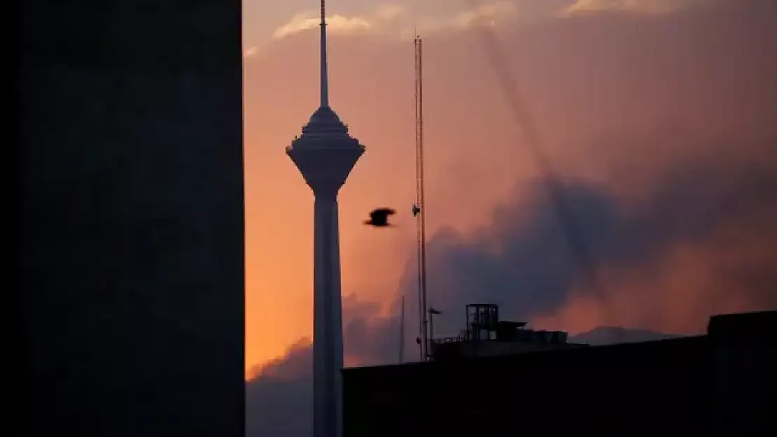 İsrail, İran Devlet Televizyonunu vurdu! Canlı yayında korku anları