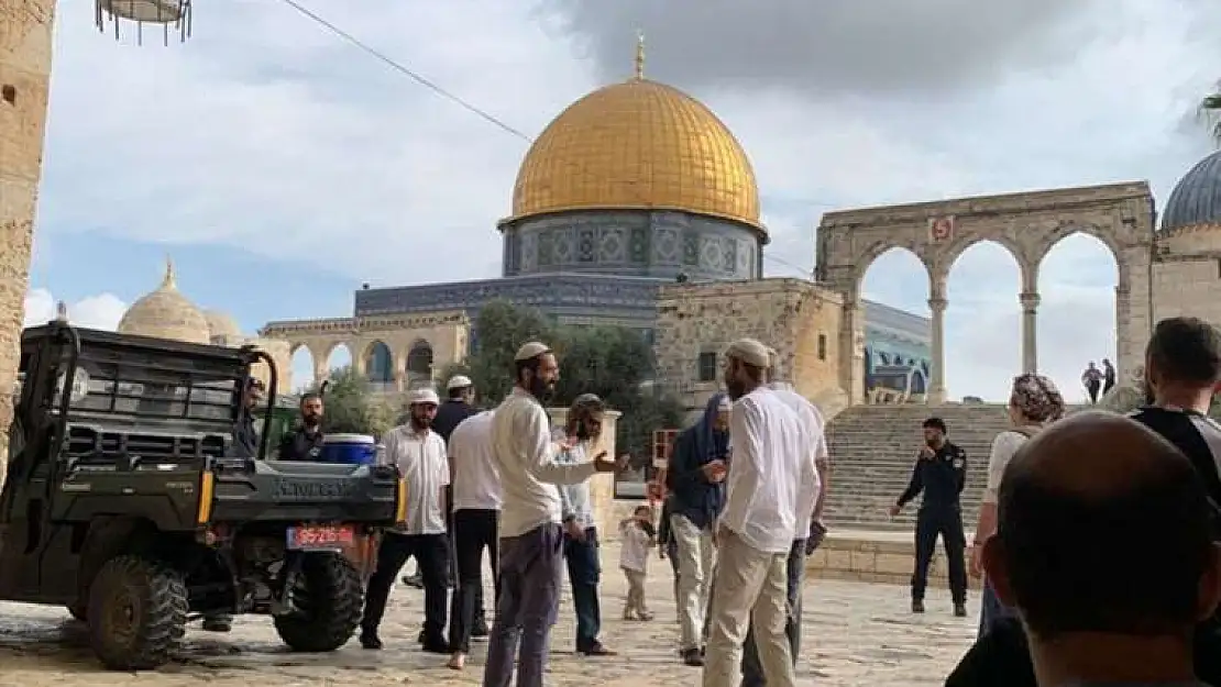 İsrail polisinden namaz kılmak isteyen Filistinlilere gaz bombası!