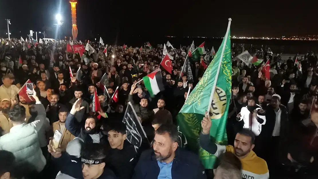 İsrail’in Gazze’deki hastane saldırısına İzmir’de protesto!