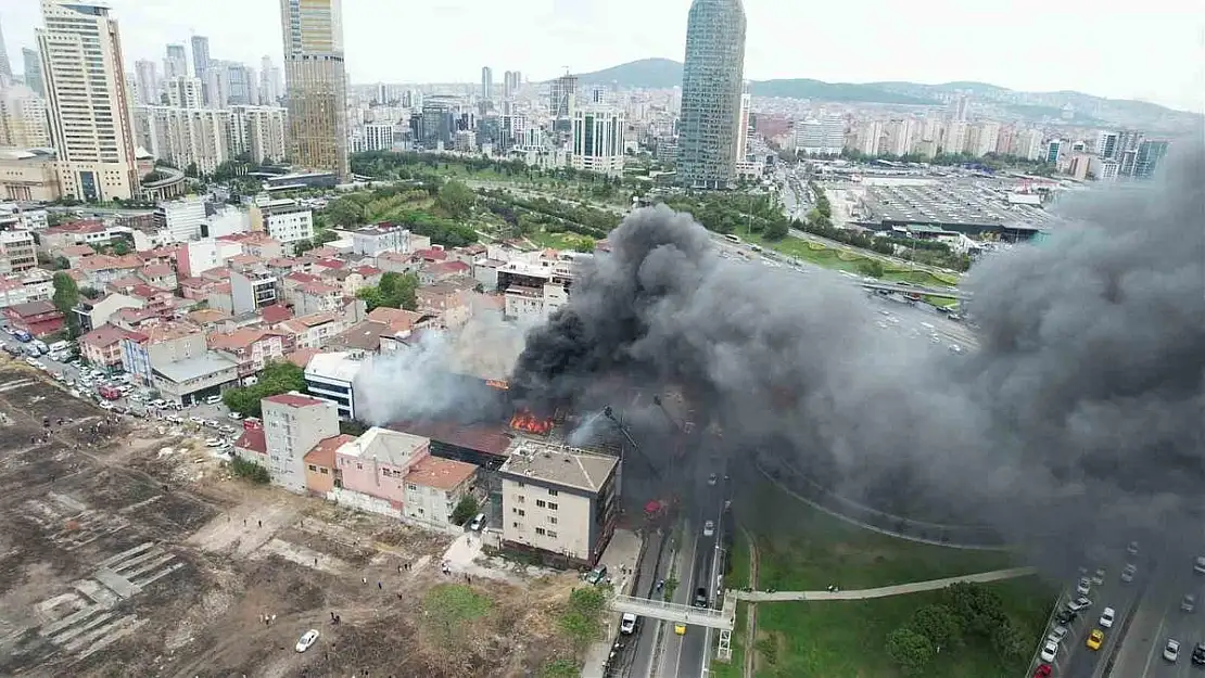 İstanbul Ataşehir'de 3 binaya sıçrayan yangın kontrol altına alındı