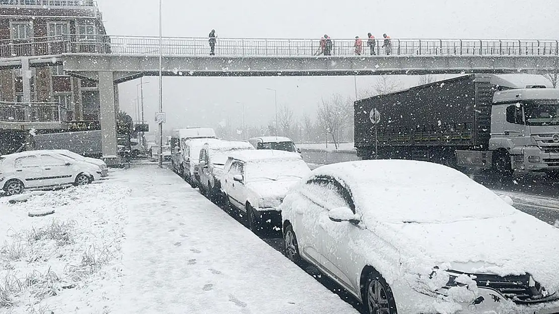 İstanbul'da yoğun kar yağışı! Ehliyet ve diğer sınavlar ertelendi