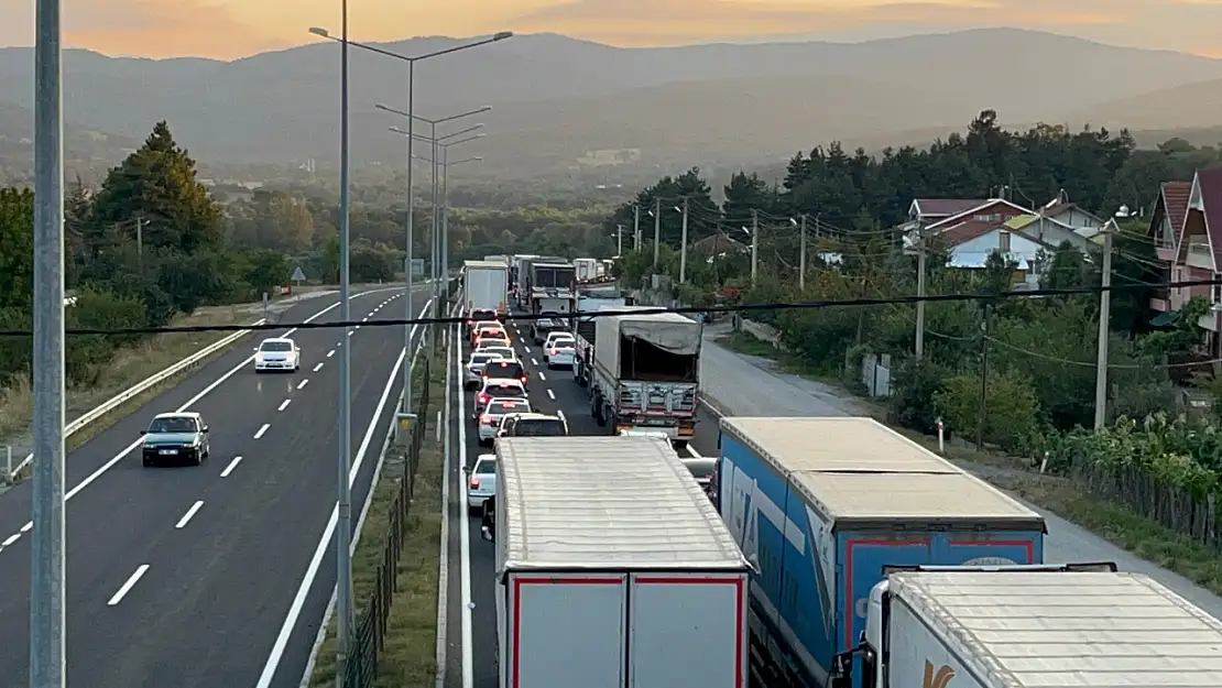 İstanbul istikametinde kilometrelerce araç kuyruğu oluştu