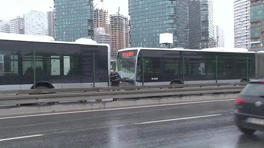 İstanbul’da 2 metrobüs kaza yaptı