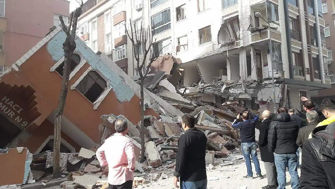 İstanbul’da boş bina çöktü, 1 kişi yaralı