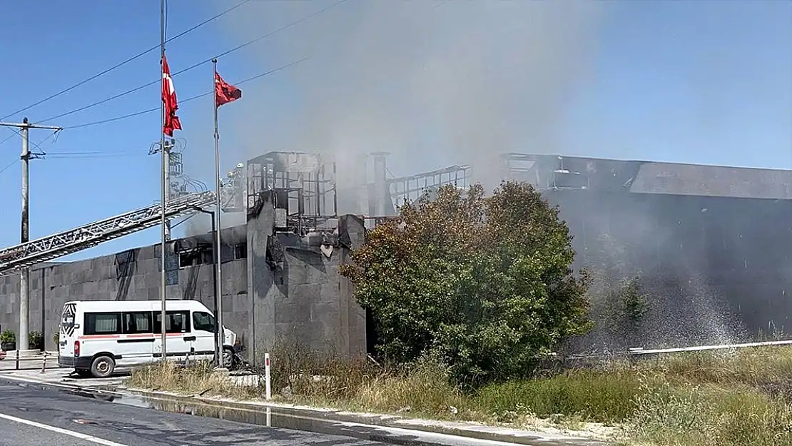 İstanbul’da boya fabrikasında yangın çıktı