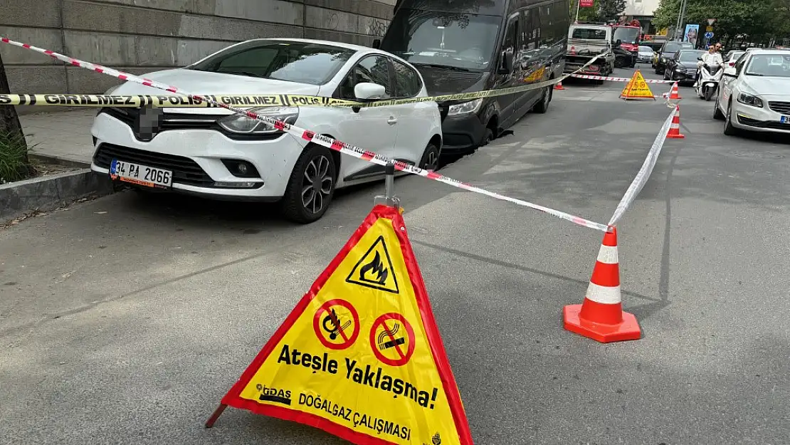 İstanbul'da çöken yola 2 araç düştü