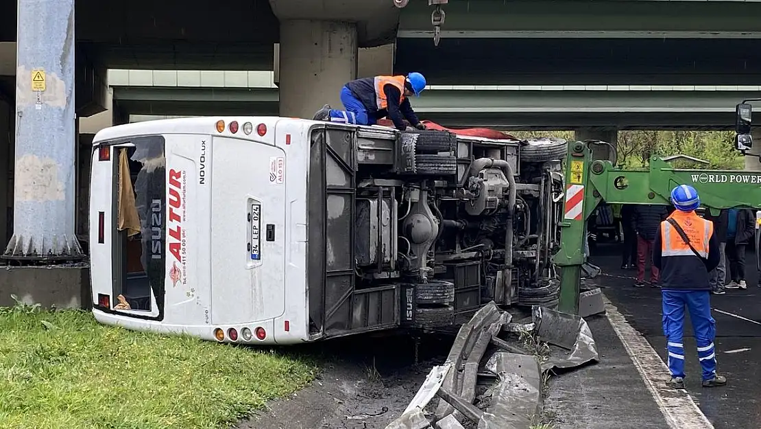 İstanbul’da polisleri taşıyan servis minibüsü devrildi: 6 yaralı