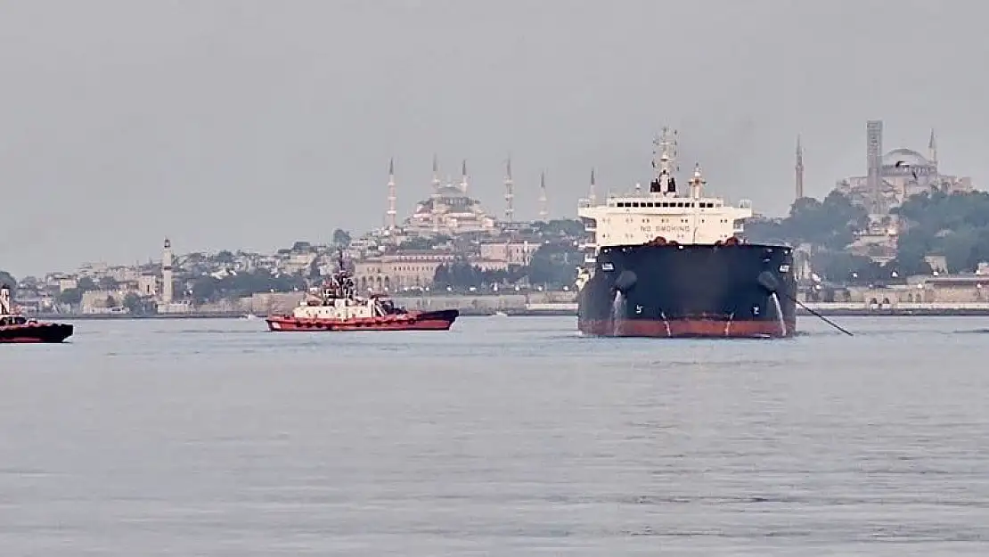 İstanbul’da yük gemisi karaya oturdu! Boğaz trafiği askıya alındı