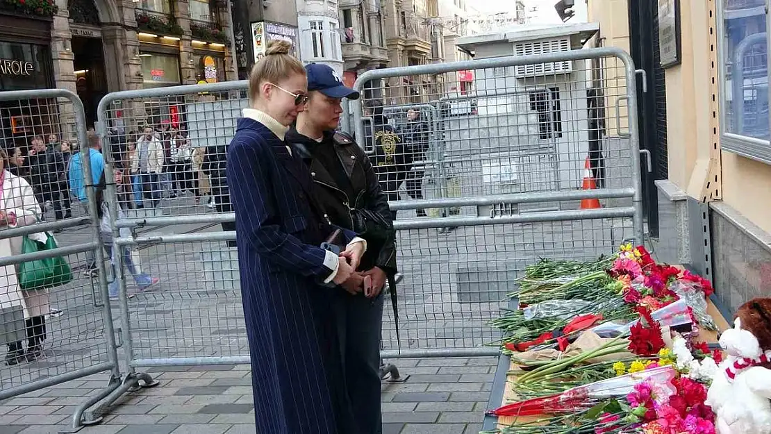 İstanbul'daki Rus vatandaşlar konsolosluk binası önüne çiçek bıraktı