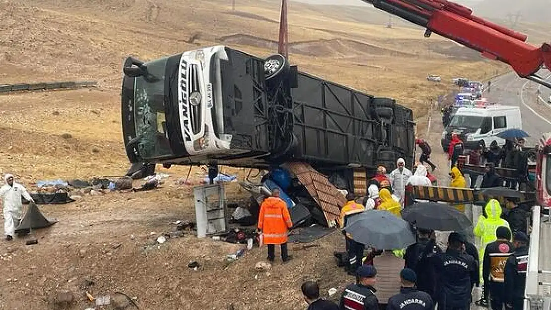 İstanbul’dan Van’a giden otobüs Sivas’ta devrildi: Ölü ve yaralılar var