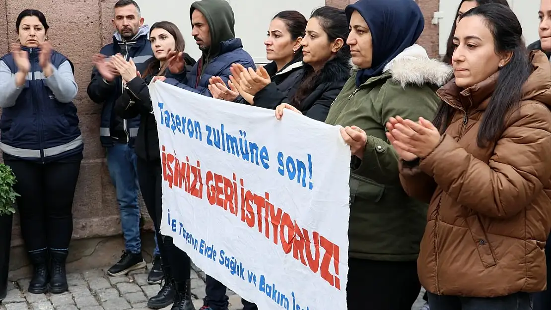 İşten çıkarılan işçiler İzmir Büyükşehir Belediyesi önünde yeniden eylemde