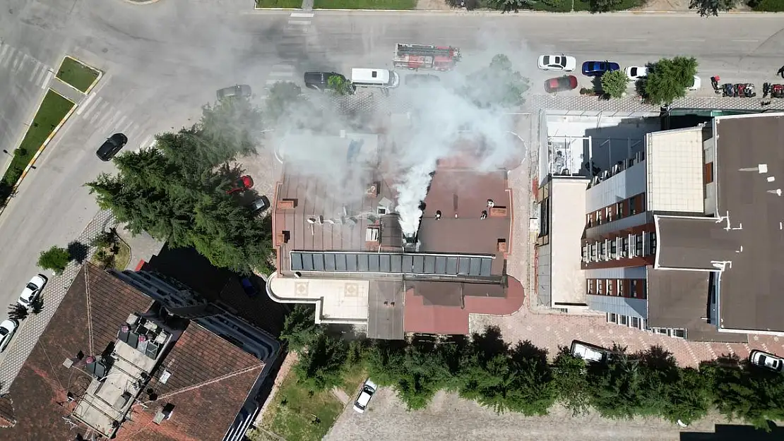 İtfaiye ekipleri bacadan çıkan yoğun dumanı  ele aldılar