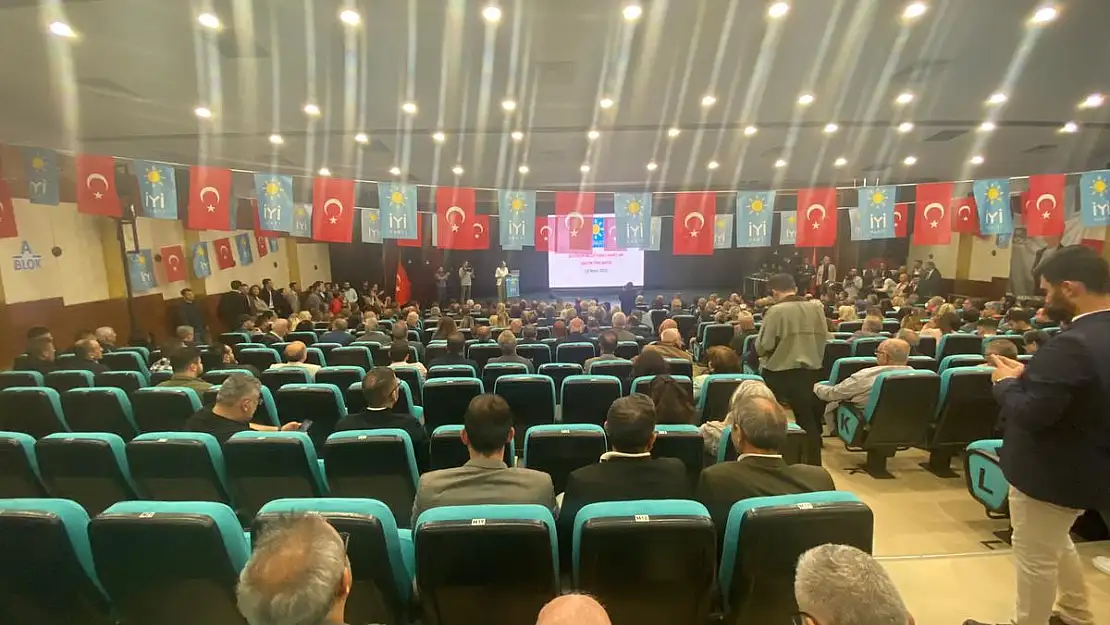 İYİ Parti boş koltuklara tanıtım yaptı