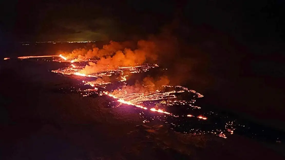 İzlanda’da yanardağ yeniden harekete geçti!