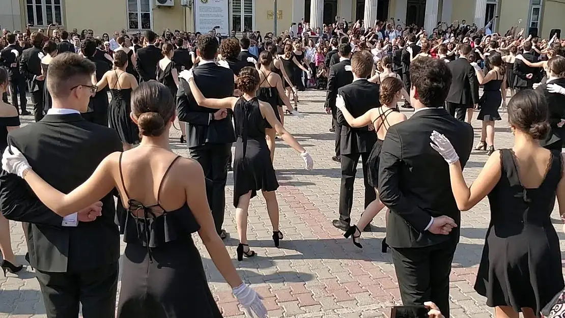 İzmir Atatürk Lisesi’nden gurur veren vals gösterisi