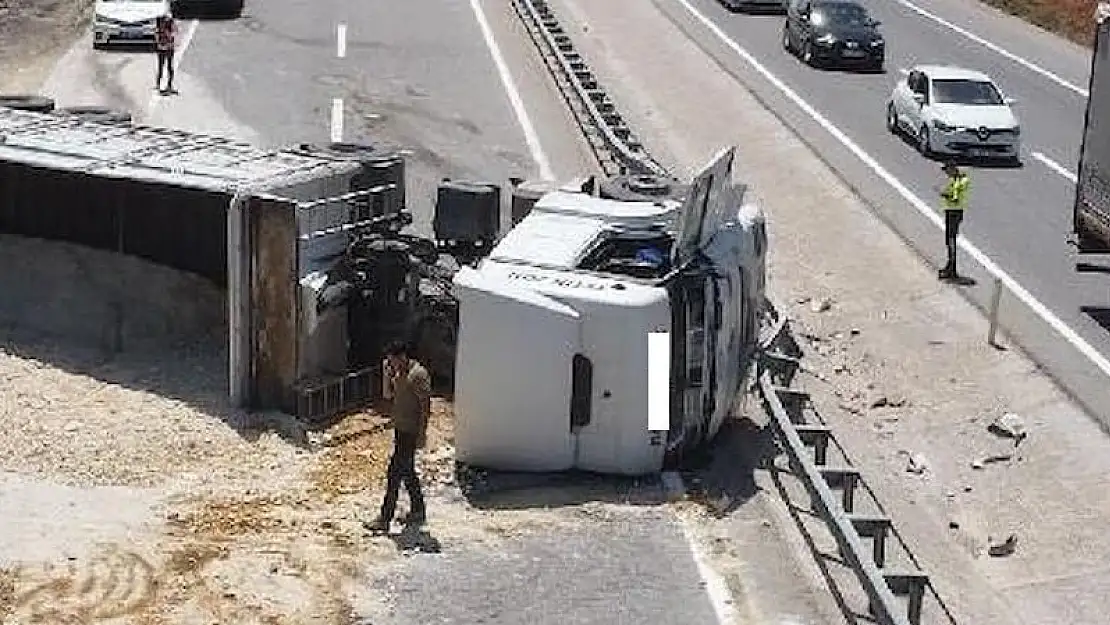 İzmir – Aydın Otoyolu’nda kum yüklü TIR devrildi