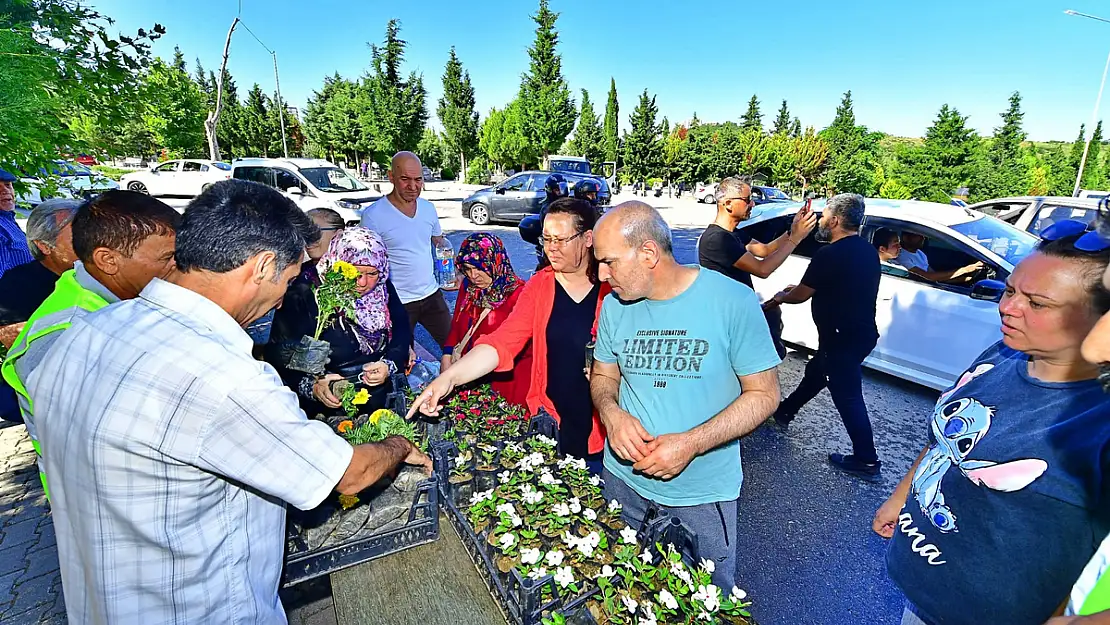 İzmir Büyükşehir Belediyesi mezarlıklarda çiçek dağıttı