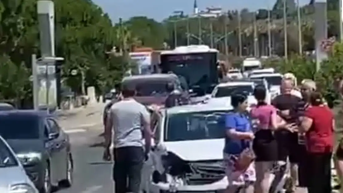 İzmir Caddesinde trafik kazası: Can kaybı yok, maddi hasar var