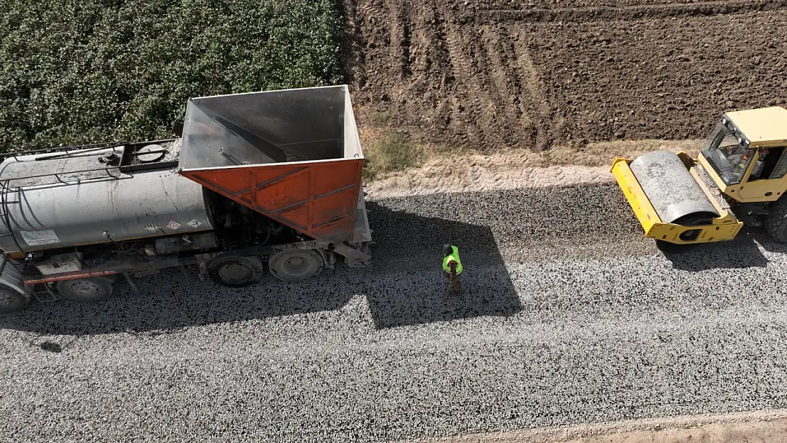 İzmir'de 14 ilçede 200 kilometrelik ova yolu yenilendi: Sathi kaplama çalışması