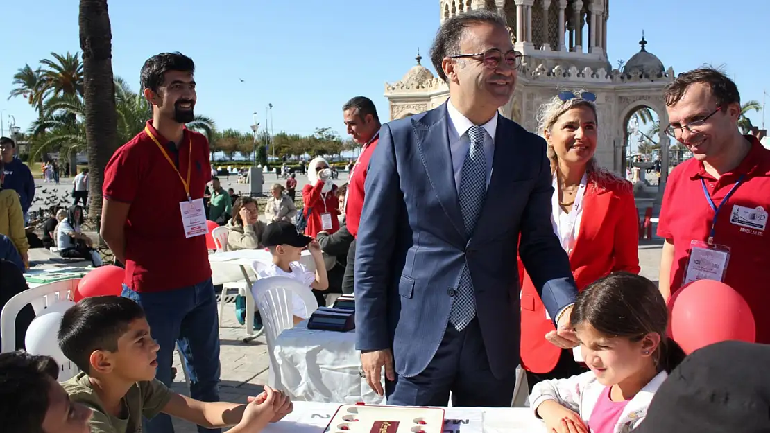 İzmir'de 15 bin öğrenci zekâlarıyla yarıştı!