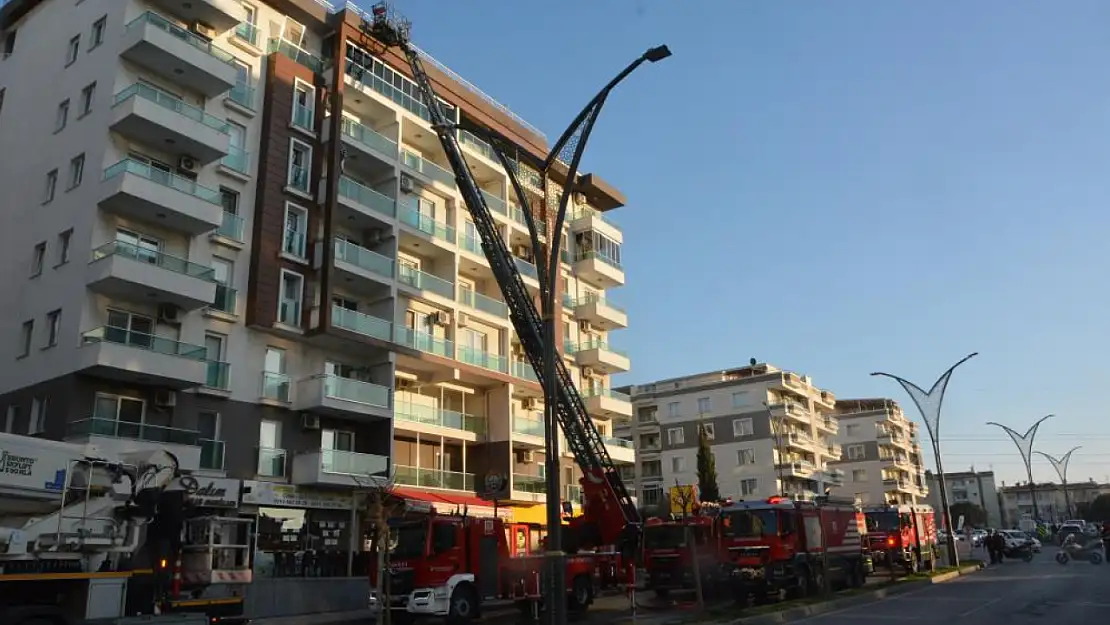 İzmir'de 7 katlı apartmanda yangın: Mahsur kaldılar