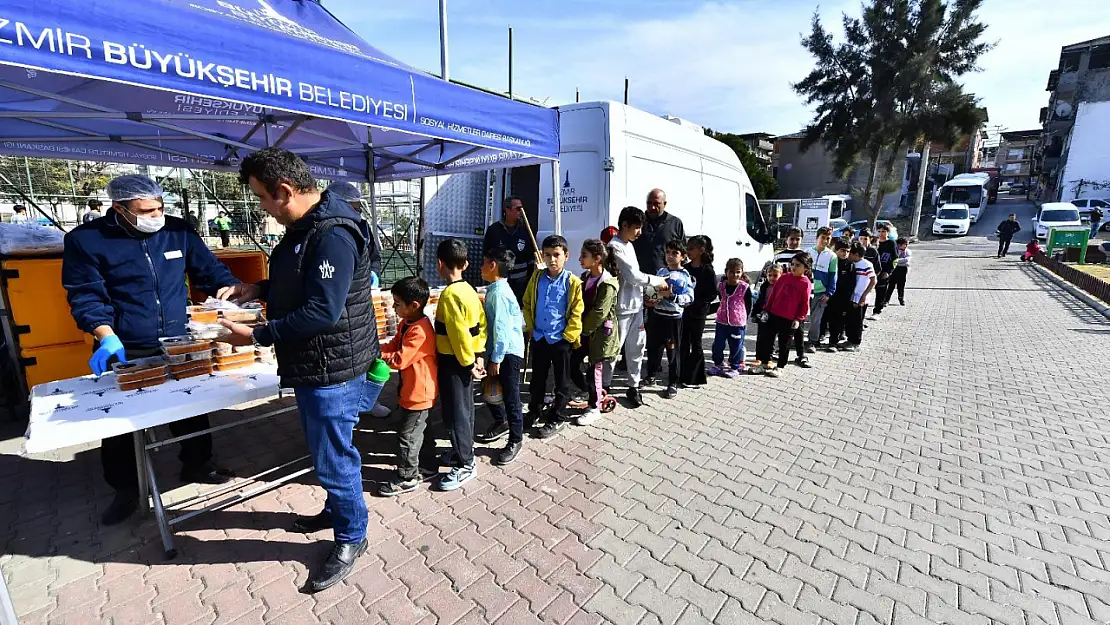 İzmir'de Atatürk'ün sevdiği yemekler halkla buluştu