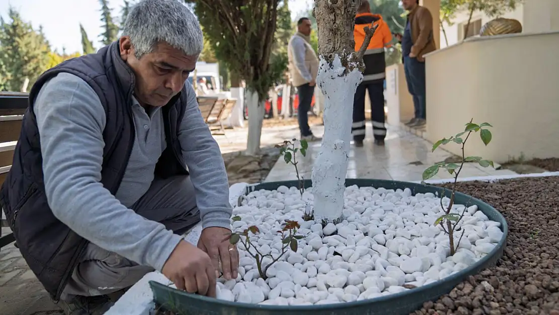 İzmir'de bayram öncesi mezarlıklarda yoğun çalışma