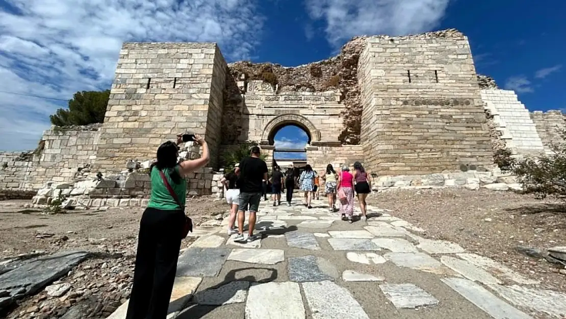 İzmir'de bin 800 yıllık tarihi lahit bulundu